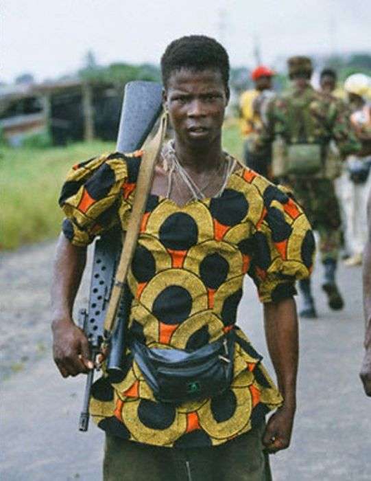 Дивні наряди африканських повстанців (16 фото)