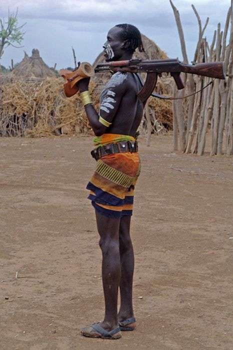 Дивні наряди африканських повстанців (16 фото)