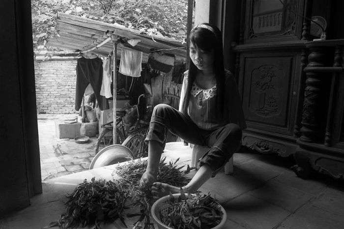 Вєтнамська дівчина, що народилася без рук, навчилася жити повноцінним життям (10 фото)