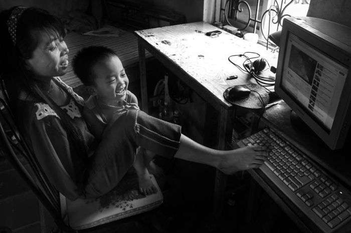 Вєтнамська дівчина, що народилася без рук, навчилася жити повноцінним життям (10 фото)