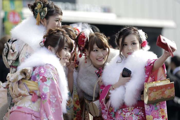 В Японії 1 200 000 дівчат та хлопців відзначили День повноліття (20 фото)