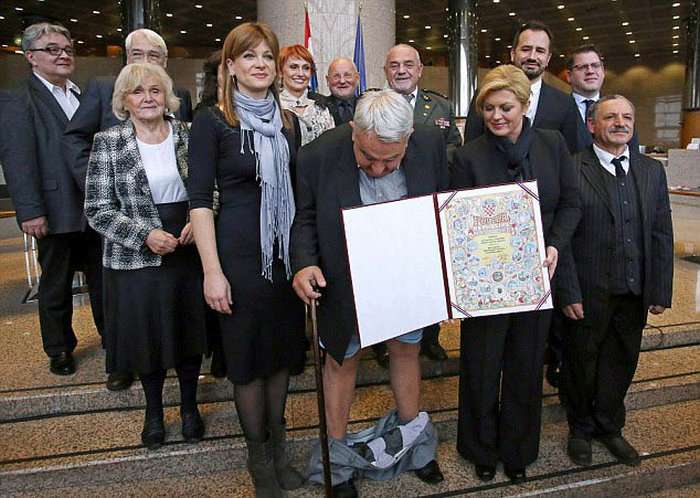 Хорватська правозахисник втратив штани на церемонії вручення президентської грамоти (3 фото)