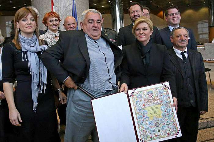 Хорватська правозахисник втратив штани на церемонії вручення президентської грамоти (3 фото)