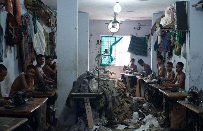 Важка праця юних працівників нелегальній фабриці в Бангладеш (13 фото)