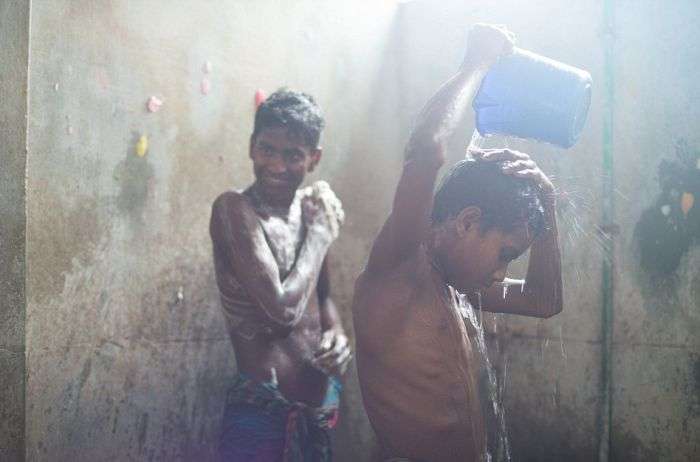 Важка праця юних працівників нелегальній фабриці в Бангладеш (13 фото)