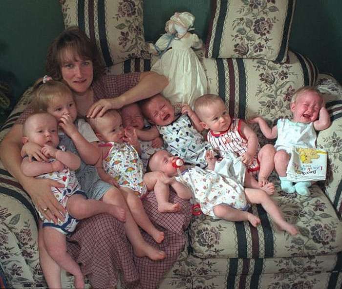 Першим у світі близнюкам-семерняшкам виповнилося 18 років (7 фото)