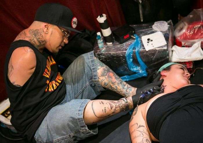 Безрукий тату-майстер Брайан Тагальська набиває татуювання за допомогою ніг (7 фото + відео)