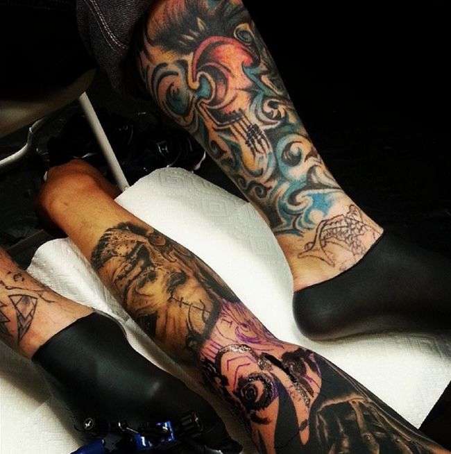 Безрукий тату-майстер Брайан Тагальська набиває татуювання за допомогою ніг (7 фото + відео)
