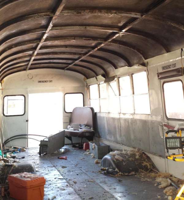 Холостяцьке притулок у старому автобусі (16 фото)