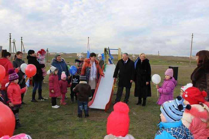 У кримському селі відбулася урочиста церемонія відкриття дитячої гірки (3 фото)