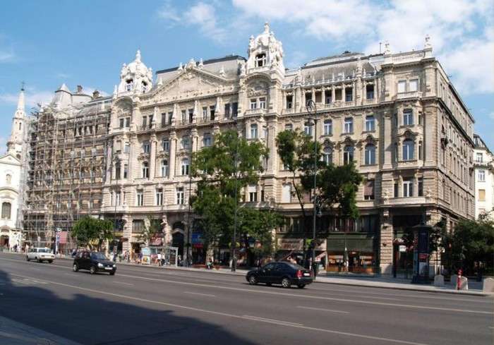 У Будапешті відмили будівлі (4 фото)