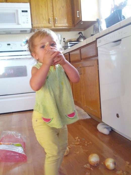 Дівчинка вирішила зїсти яблуко (5 фото)