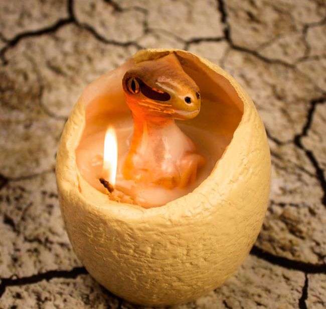 Оригінальна свічка у формі яйця з сюрпризом всередині (3 фото)