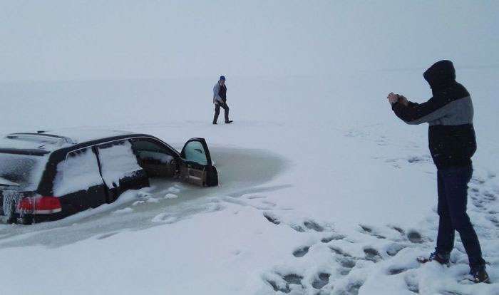 В Естонії провалився під лід позашляховик вмерз у воду (4 фото)