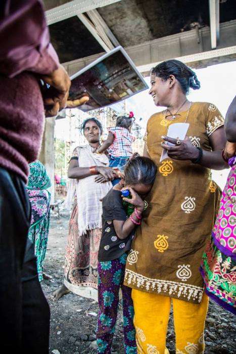 Подружжя вирушили до Індії, щоб допомогти бідній дівчинці, яку вони побачили на фото (23 фото)