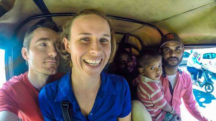 Подружжя вирушили до Індії, щоб допомогти бідній дівчинці, яку вони побачили на фото (23 фото)