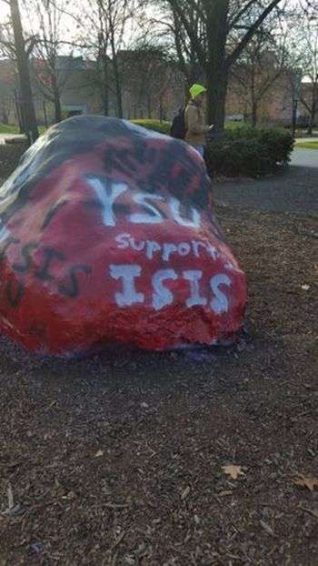 В американському університеті невідомі влаштували пропаганду ИГИЛ на гранітному монументі (3 фото)