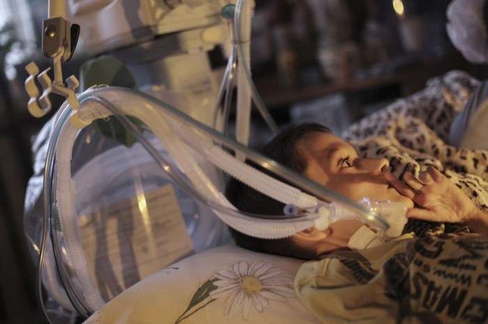 У що залишився без світла Севастополі батьки борються за життя хлопчика, підключеного до апарату штучного дихання (4 фото)