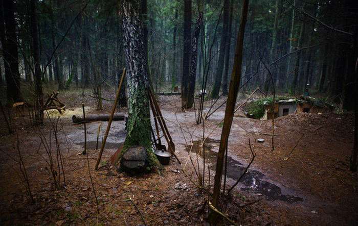 Білоруський бездомний оселився у землянці в лісі (11 фото)