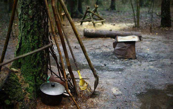 Білоруський бездомний оселився у землянці в лісі (11 фото)