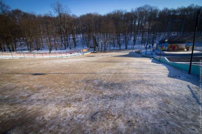 В калінінградському парку засипали піском безкоштовну снігову гірку, змусивши відпочиваючих кататися на платній (6 фото)