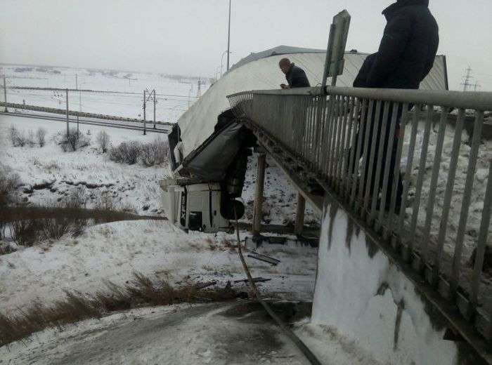 У Кемеровській області фура повисла на мосту після ДТП (4 фото)