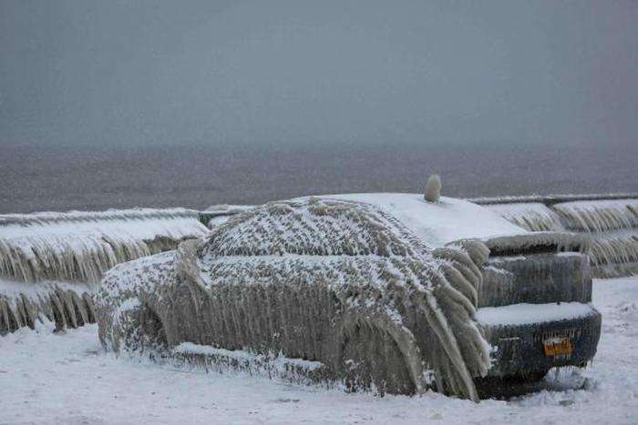 Нічний шторм і сильний мороз перетворили автомобіль у велику брилу льоду (4 фото)