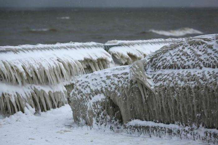 Нічний шторм і сильний мороз перетворили автомобіль у велику брилу льоду (4 фото)