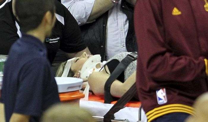 Баскетболіст Леброн Джеймс травмував актрису Еллі Харві, намагаючись зупинити йшов мяч в аут (9 фото)