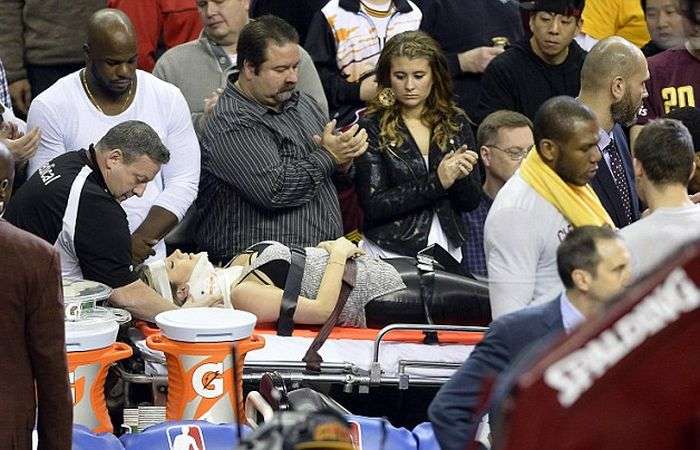 Баскетболіст Леброн Джеймс травмував актрису Еллі Харві, намагаючись зупинити йшов мяч в аут (9 фото)
