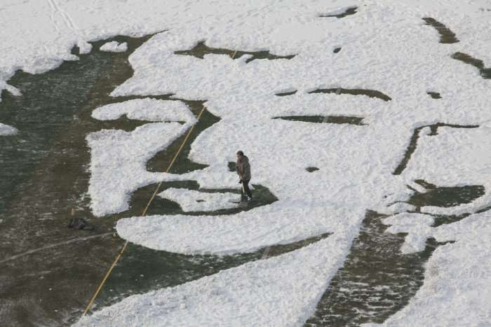 На стадіоні китайського університету зявився великий сніговий портрет Мерилін Монро (5 фото)