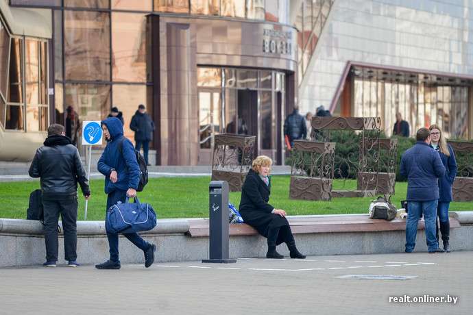 На білоруських вокзалах зявилися місця для паління (5 фото)