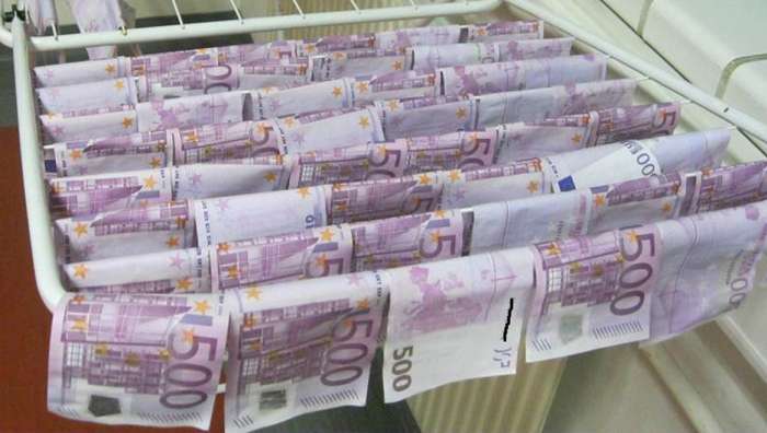 Житель Відня виловив з Дунаю 100 000 євро (7 фото)