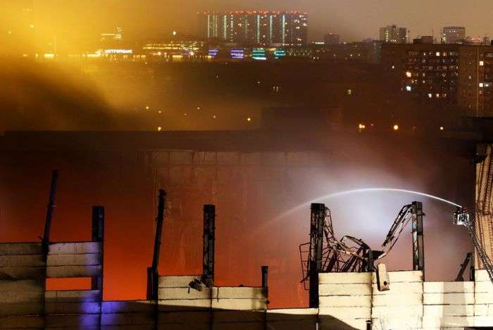 У Москві на території Тушинського машинобудівного заводу стався найбільший за останні 25 років пожежа (23 фото + відео)
