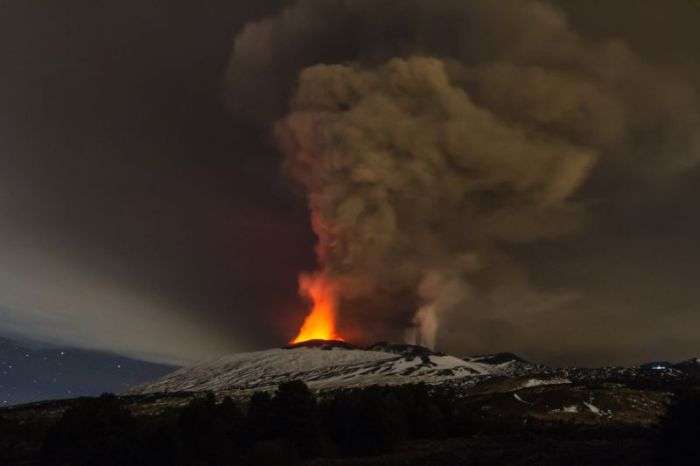 Нове виверження вулкана Етна на фото з мережі (10 фото)