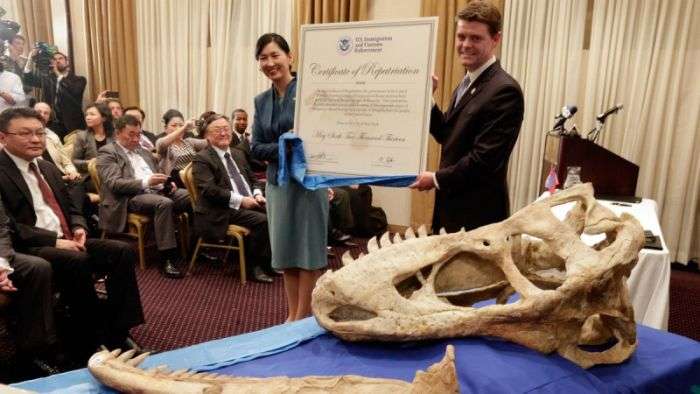 Ніколас Кейдж поверне вкрадений череп динозавра владі Монголії (2 фото)