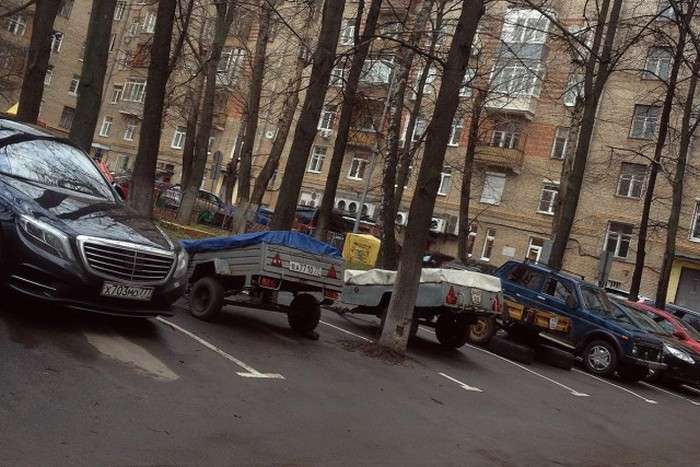 Новий спосіб «бронювання» паркувального місця в московських дворах (3 фото)