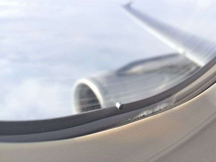 Просте, але дуже ефективний засіб безпеки в літаку (4 фото)