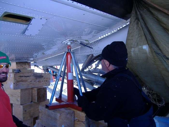 Фотозвіт про ремонт літака в умовах Антарктики (41 фото)