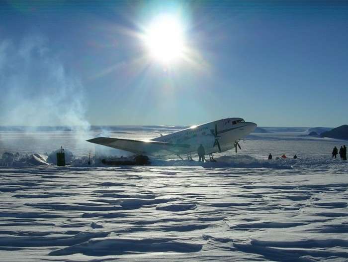Фотозвіт про ремонт літака в умовах Антарктики (41 фото)