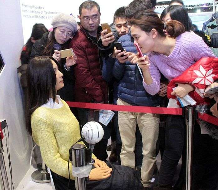 У Китаї представили вдосконалену жінку-андроїда Geminoid F (4 фото)