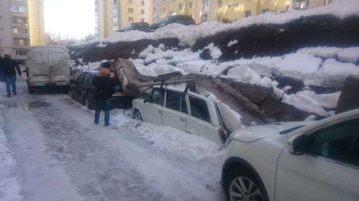 У Саратові підпірна стіна впала на припарковані під нею автомобілі (11 фото)