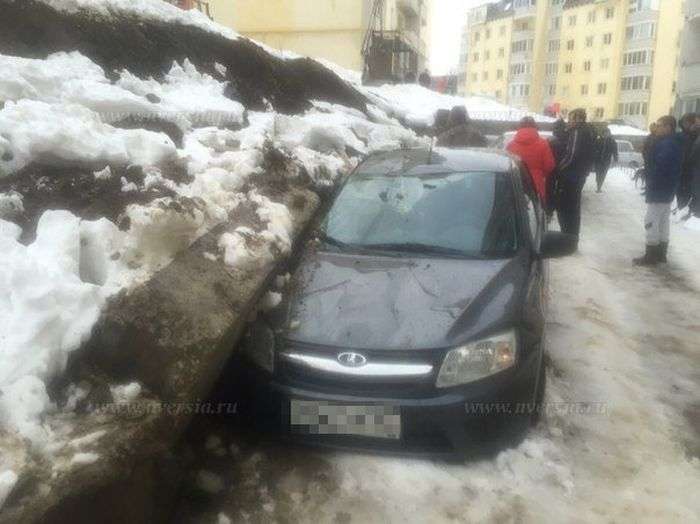 У Саратові підпірна стіна впала на припарковані під нею автомобілі (11 фото)