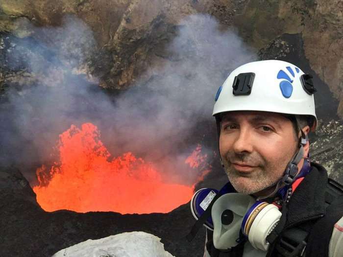 Американський альпініст Нік Халік спустився в кратер активного вулкана Амбрім, щоб зробити ефектне селфи (4 фото)