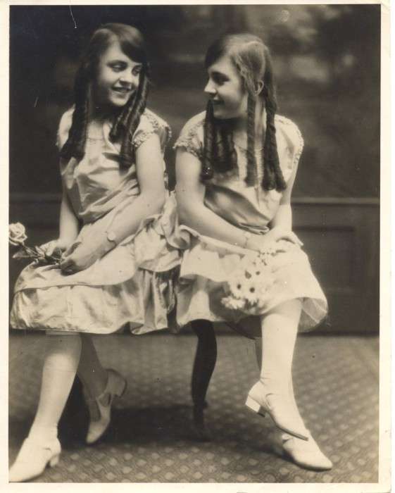 Сіамські близнюки сестри Хілтон, стали зірками водевілю (19 фото + відео)