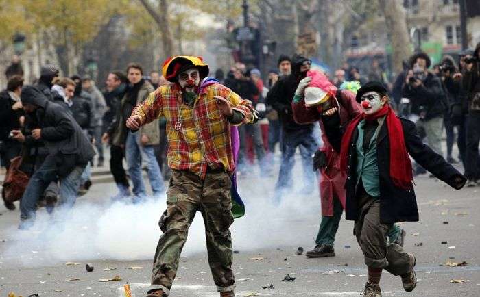 Кліматичний марш в Парижі і тисячі пар взуття на площі Республіки (11 фото)
