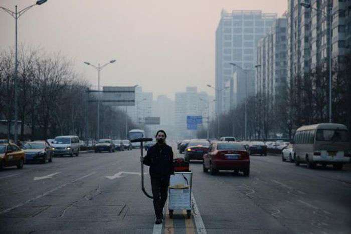 Щоб привернути увагу до проблеми екології китаєць створив «цеглина» з смогу (4 фото)