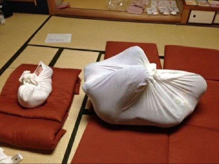 Як сповивають новонароджених в Японії (10 фото)
