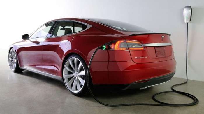 У Норвегії Tesla Model S згоріла на станції швидкої зарядки (3 фото + 2 відео)