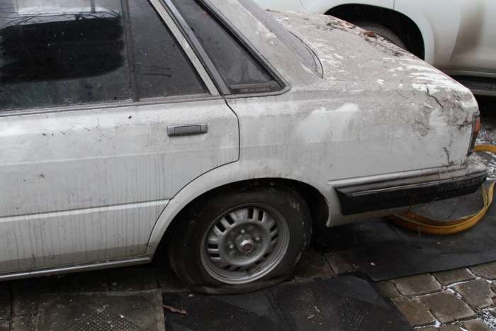 У Донецьку автомобіль Toyota Mark II більше 20 років залишався замурованим (20 фото + відео)